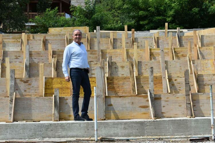 Изграждат бетонова основа на трибуната на стадион "Шипка"