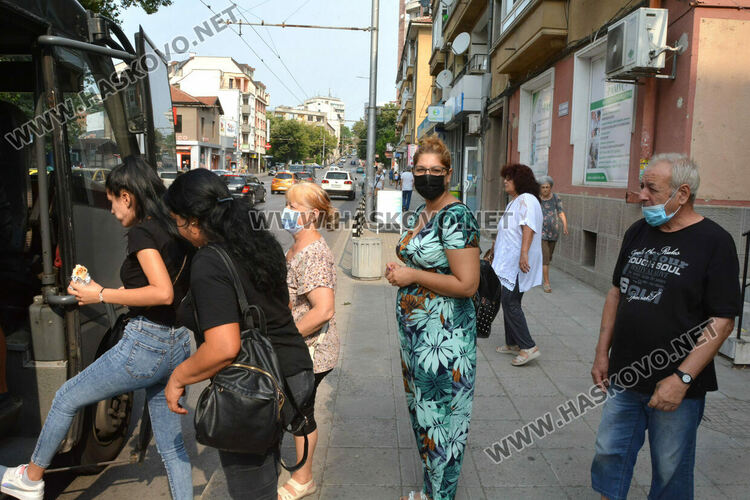 Повечето хасковлии влизат с маска в аптеките, в автобусите ползват рядко