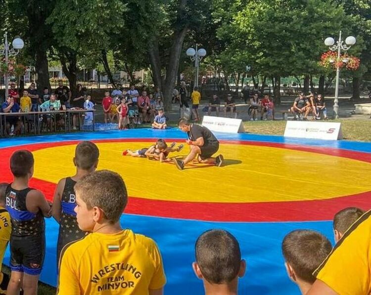 Турнир по класическа борба „ЮНАК“ се проведе пред Двореца на културата в Перник