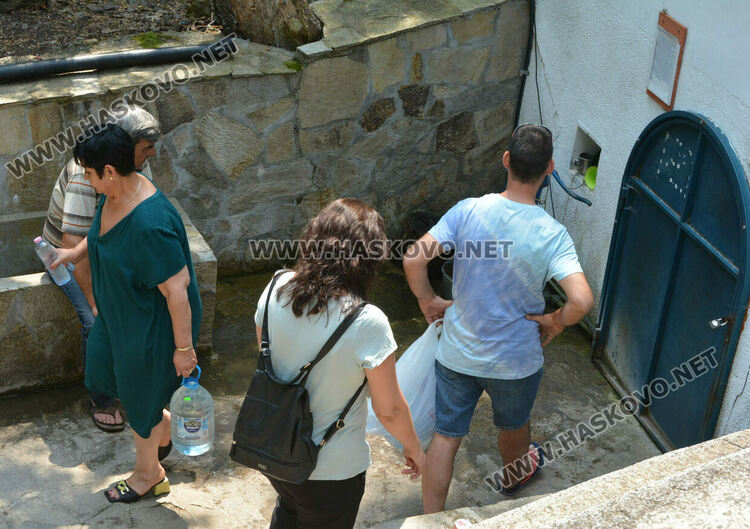 4-месечната Анна Сиванова получи благословия на именния си ден край Тракиец