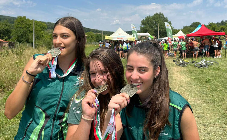 Златни медали за девойките на „Компас“ на щафета в Държавното по колоориентиране