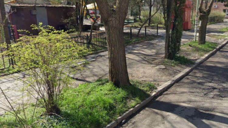 Ремонтират тротоарите на улица в Перник