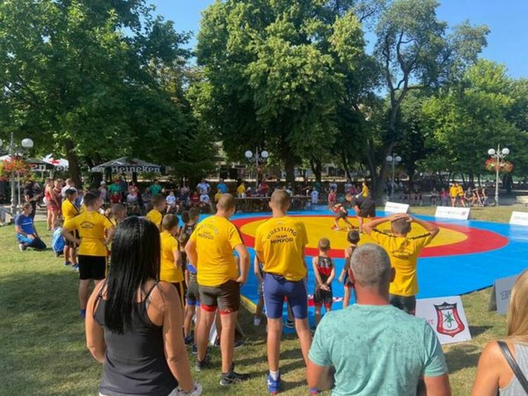 Турнир по класическа борба „ЮНАК“ се проведе пред Двореца на културата в Перник