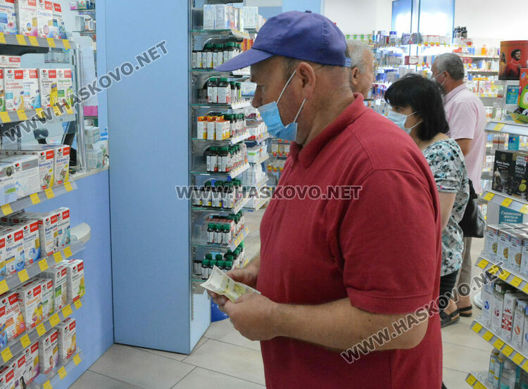 Повечето хасковлии влизат с маска в аптеките, в автобусите ползват рядко