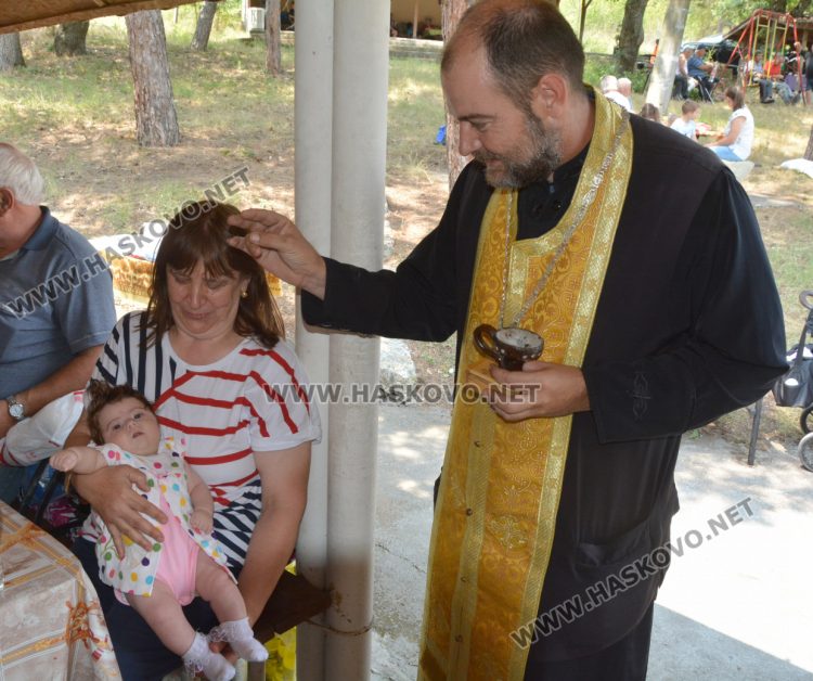 4-месечната Анна Сиванова получи благословия на именния си ден край Тракиец