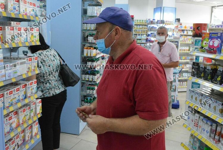 Повечето хасковлии влизат с маска в аптеките, в автобусите ползват рядко