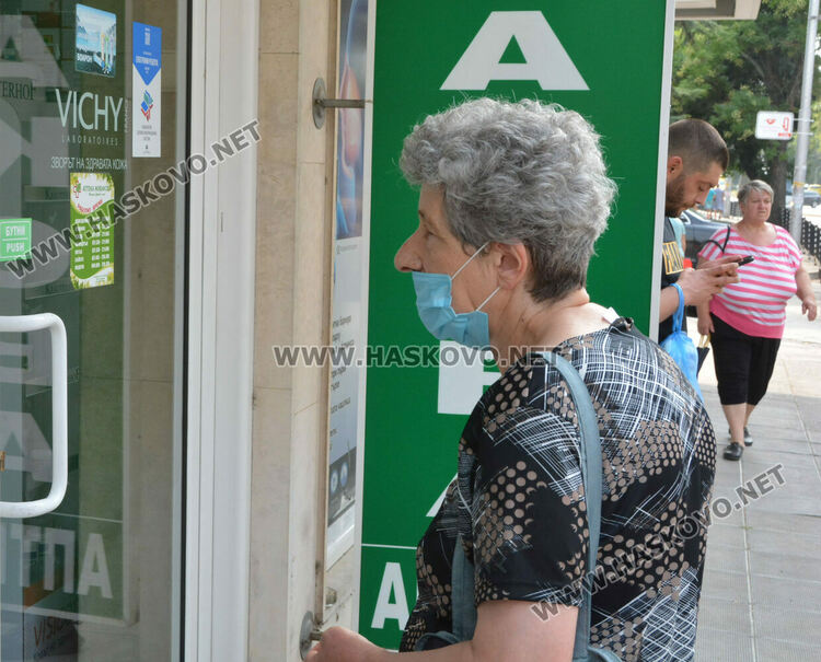 Повечето хасковлии влизат с маска в аптеките, в автобусите ползват рядко