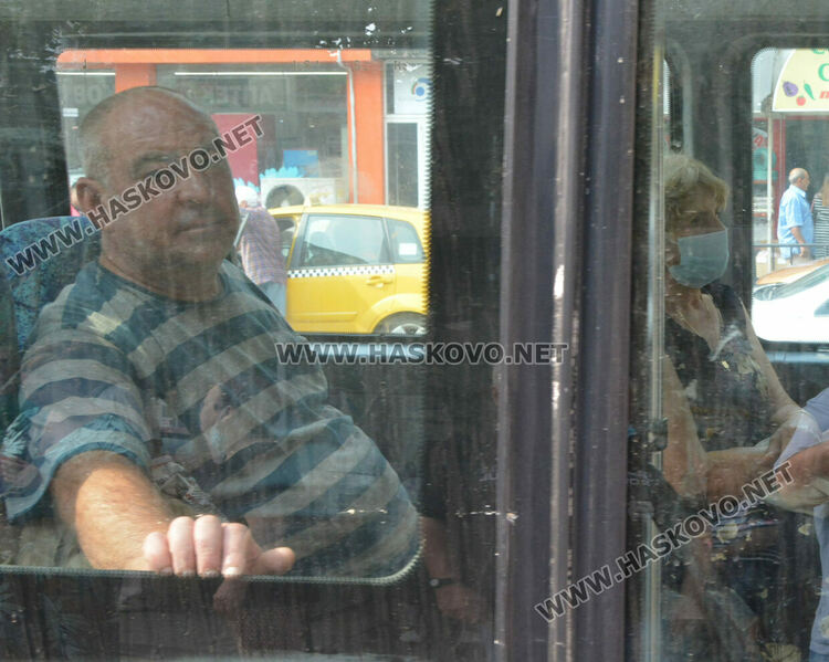 Повечето хасковлии влизат с маска в аптеките, в автобусите ползват рядко