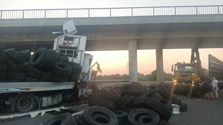 ТИР се вряза в бетонен стълб на магистрала Тракия, шофьорът загина