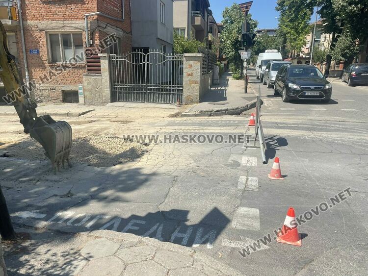 ВиК авария затвори част от улица “Дунав” в Хасково