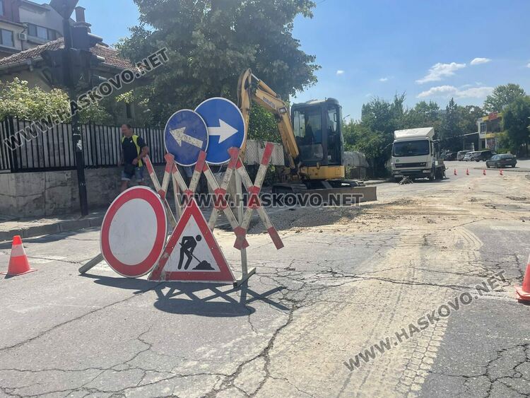 ВиК авария затвори част от улица “Дунав” в Хасково