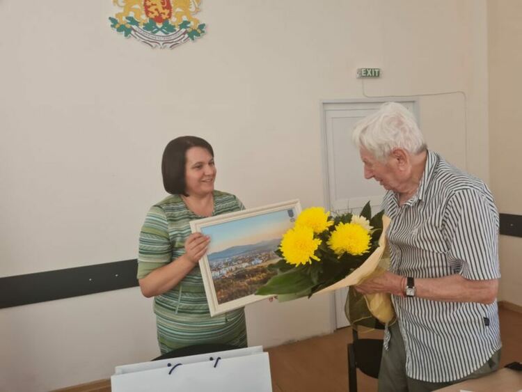 Представиха книга за детското здравеопазване в Момчилград и района