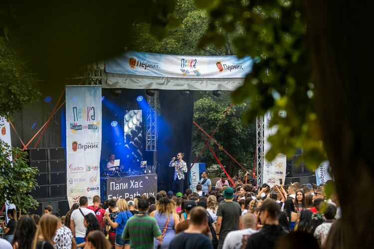 Хиляди се събраха този уикенд на Пернишката крепост, където се проведе вторият парк фестивал &bdquo;Пейка&ldquo;