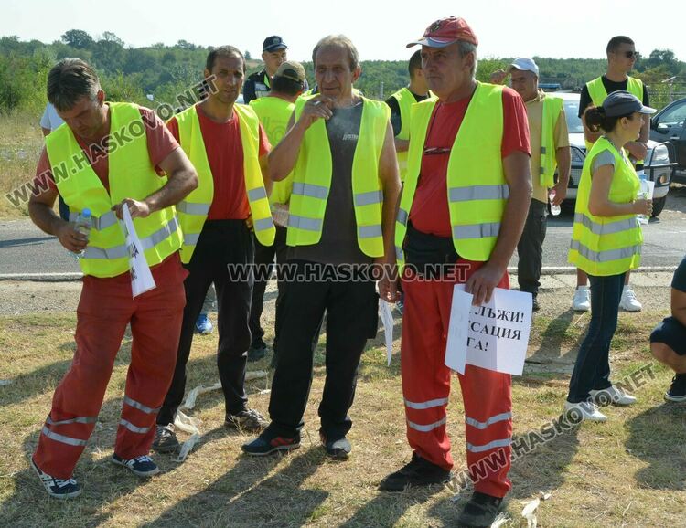 Протест на пътните строители затрудни движението между Хасково и Димитровград