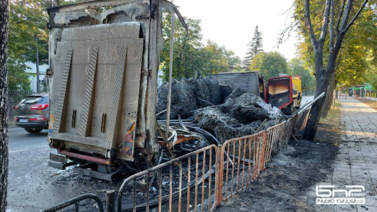 Товарен автомобил изгоря като факла на "Беломорски"рано тази сутрин