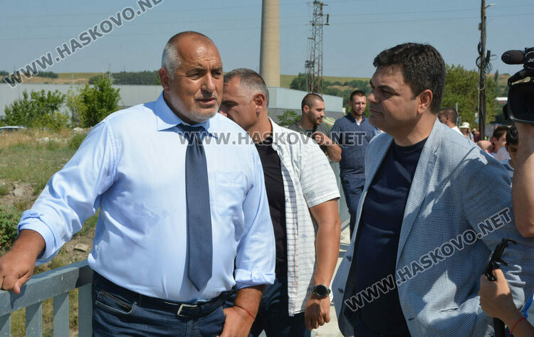 Бойко Борисов в Димитровград към управляващите: Заради пари, кражби и корупция се сринаха