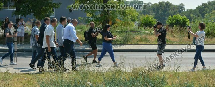 Бойко Борисов в Димитровград към управляващите: Заради пари, кражби и корупция се сринаха