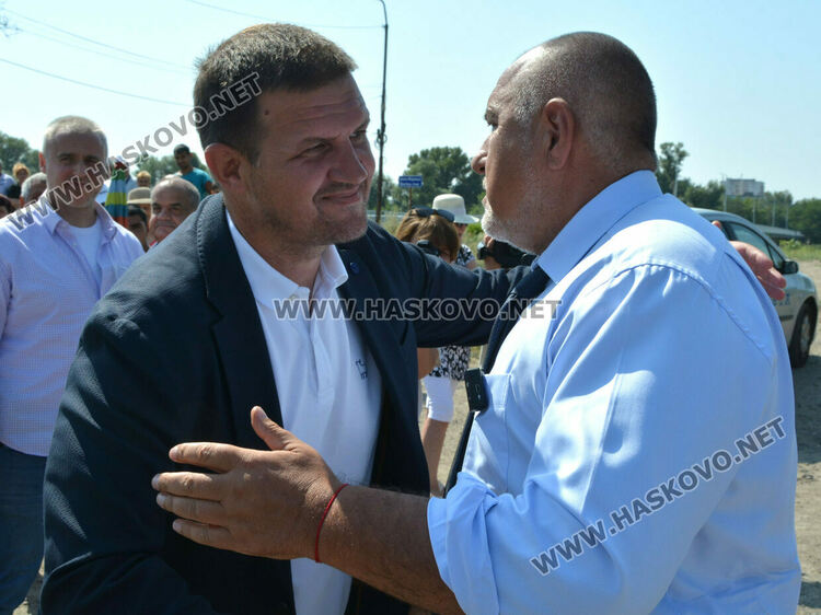 Бойко Борисов в Димитровград към управляващите: Заради пари, кражби и корупция се сринаха