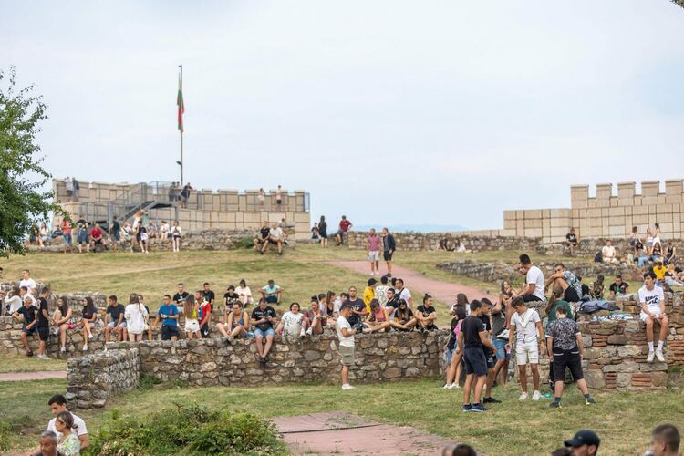 Хиляди се събраха този уикенд на Пернишката крепост, където се проведе вторият парк фестивал &bdquo;Пейка&ldquo;
