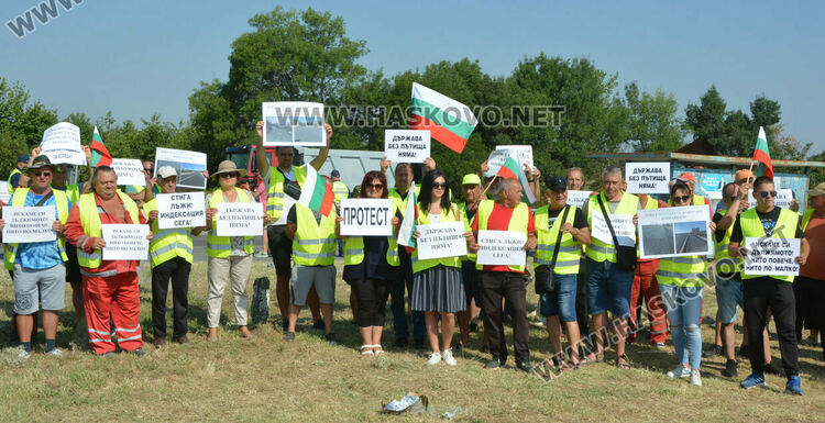 Протест на пътните строители затрудни движението между Хасково и Димитровград