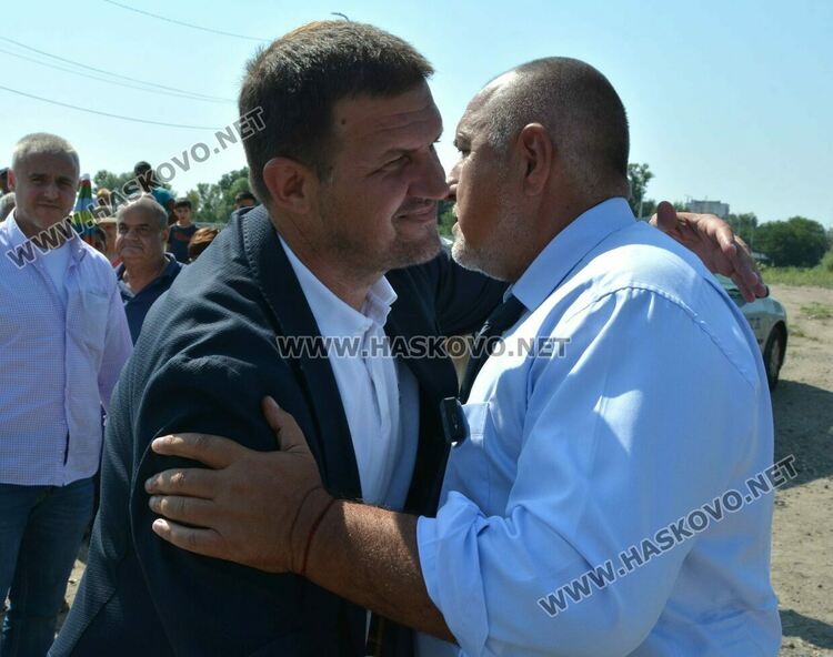 Бойко Борисов в Димитровград към управляващите: Заради пари, кражби и корупция се сринаха