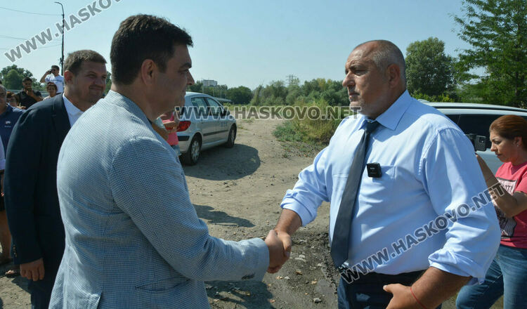 Бойко Борисов в Димитровград към управляващите: Заради пари, кражби и корупция се сринаха