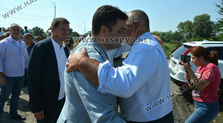 Бойко Борисов в Димитровград към управляващите: Заради пари, кражби и корупция се сринаха