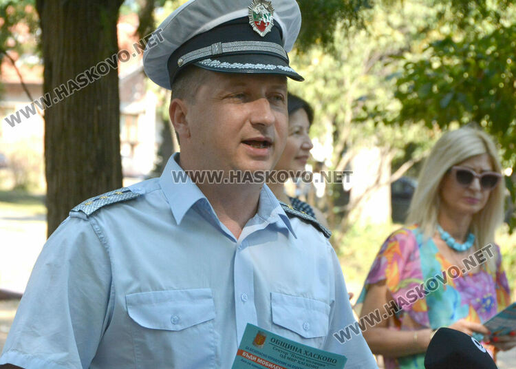 Кметът и полицай с лекция за управление на електрически тротинетки