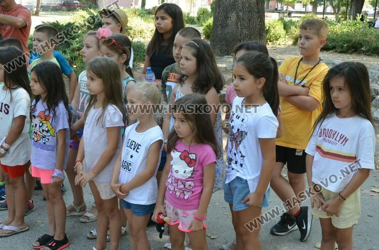 Кметът и полицай с лекция за управление на електрически тротинетки