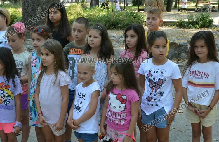 Кметът и полицай с лекция за управление на електрически тротинетки