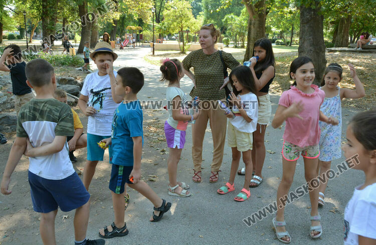 Кметът и полицай с лекция за управление на електрически тротинетки