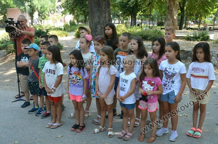 Кметът и полицай с лекция за управление на електрически тротинетки