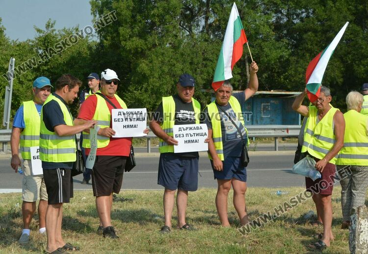 Втори ден: Протестът на пътните строители затрудни движението между Хасково и Димитровград