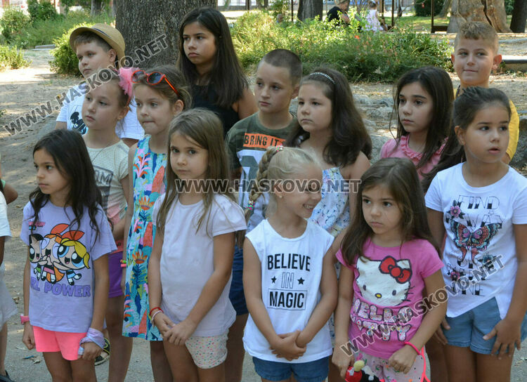 Кметът и полицай с лекция за управление на електрически тротинетки