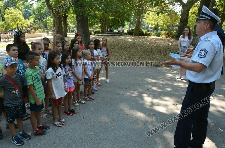 Кметът и полицай с лекция за управление на електрически тротинетки