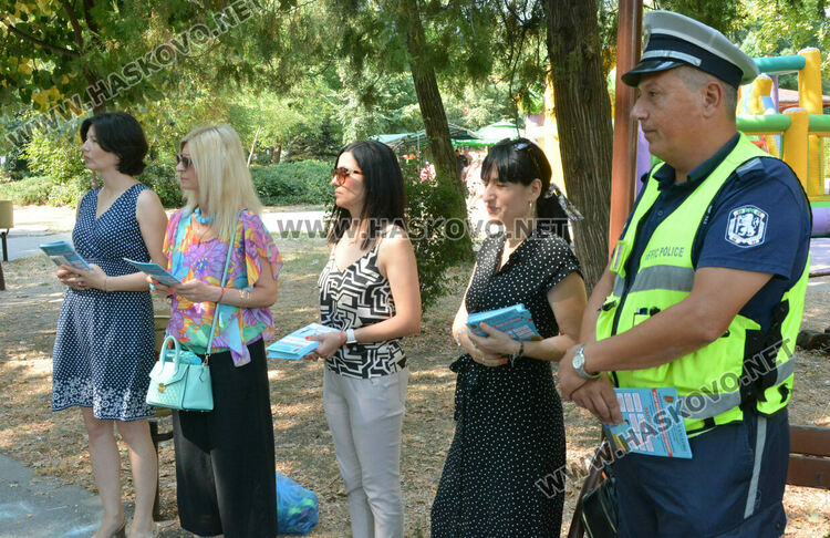 Кметът и полицай с лекция за управление на електрически тротинетки