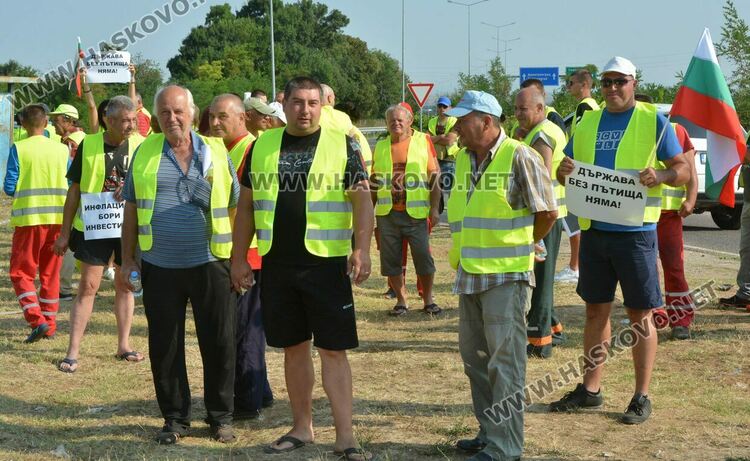 Втори ден: Протестът на пътните строители затрудни движението между Хасково и Димитровград