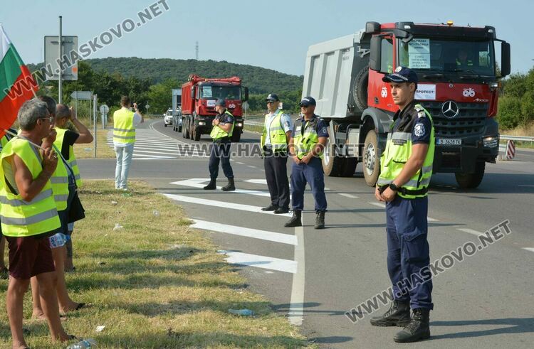 Втори ден: Протестът на пътните строители затрудни движението между Хасково и Димитровград