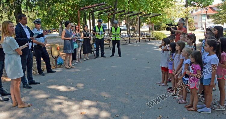 Кметът и полицай с лекция за управление на електрически тротинетки