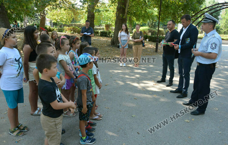 Кметът и полицай с лекция за управление на електрически тротинетки