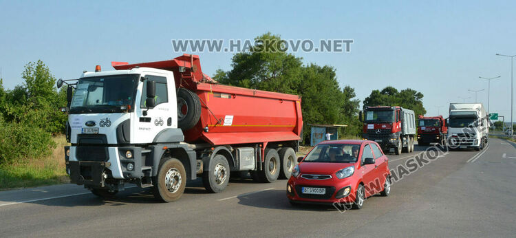 Втори ден: Протестът на пътните строители затрудни движението между Хасково и Димитровград