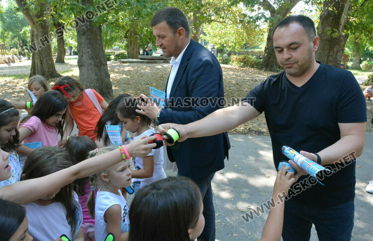 Кметът и полицай с лекция за управление на електрически тротинетки