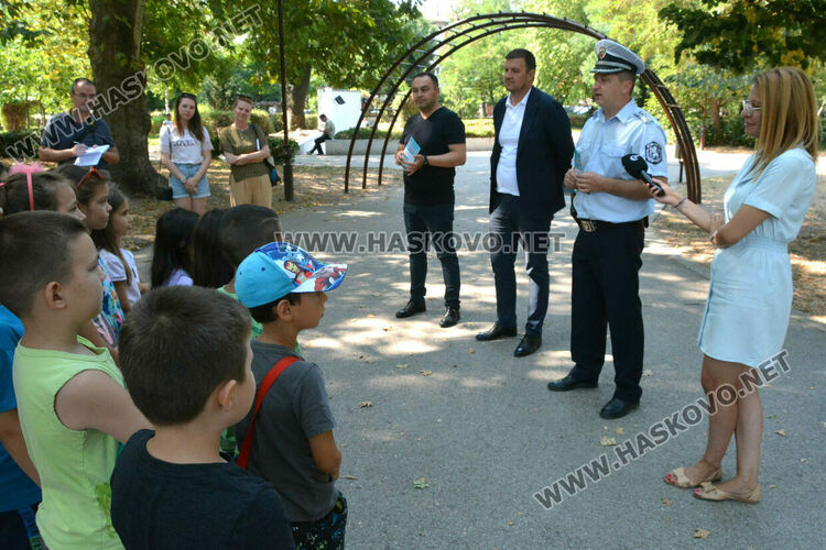 Кметът и полицай с лекция за управление на електрически тротинетки