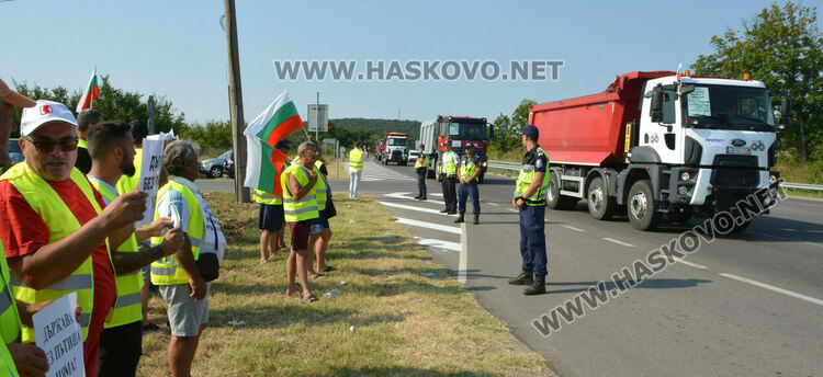 Втори ден: Протестът на пътните строители затрудни движението между Хасково и Димитровград