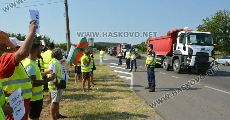 Втори ден: Протестът на пътните строители затрудни движението между Хасково и Димитровград