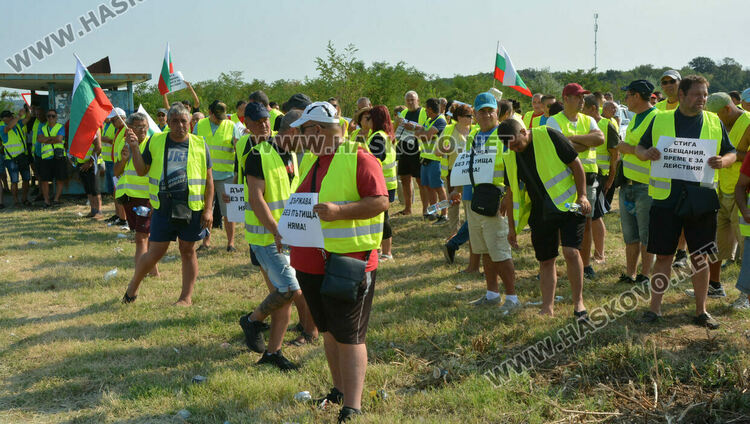 Втори ден: Протестът на пътните строители затрудни движението между Хасково и Димитровград