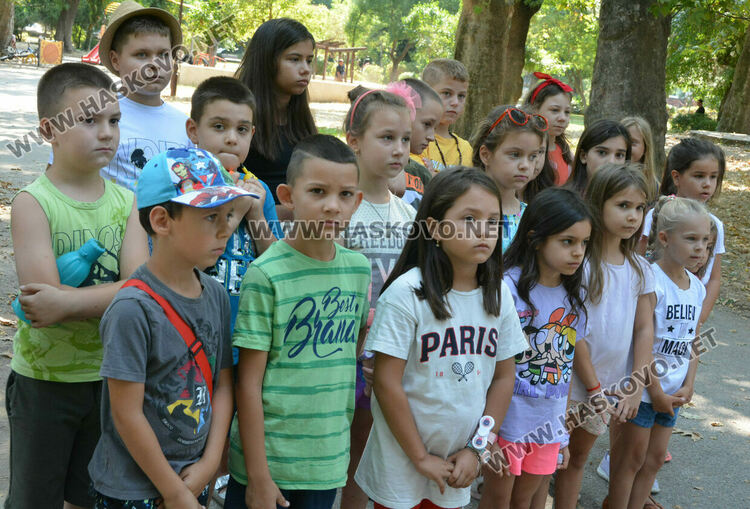 Кметът и полицай с лекция за управление на електрически тротинетки