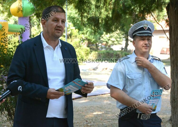 Кметът и полицай с лекция за управление на електрически тротинетки