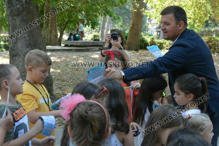 Кметът и полицай с лекция за управление на електрически тротинетки