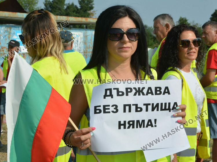 Втори ден: Протестът на пътните строители затрудни движението между Хасково и Димитровград